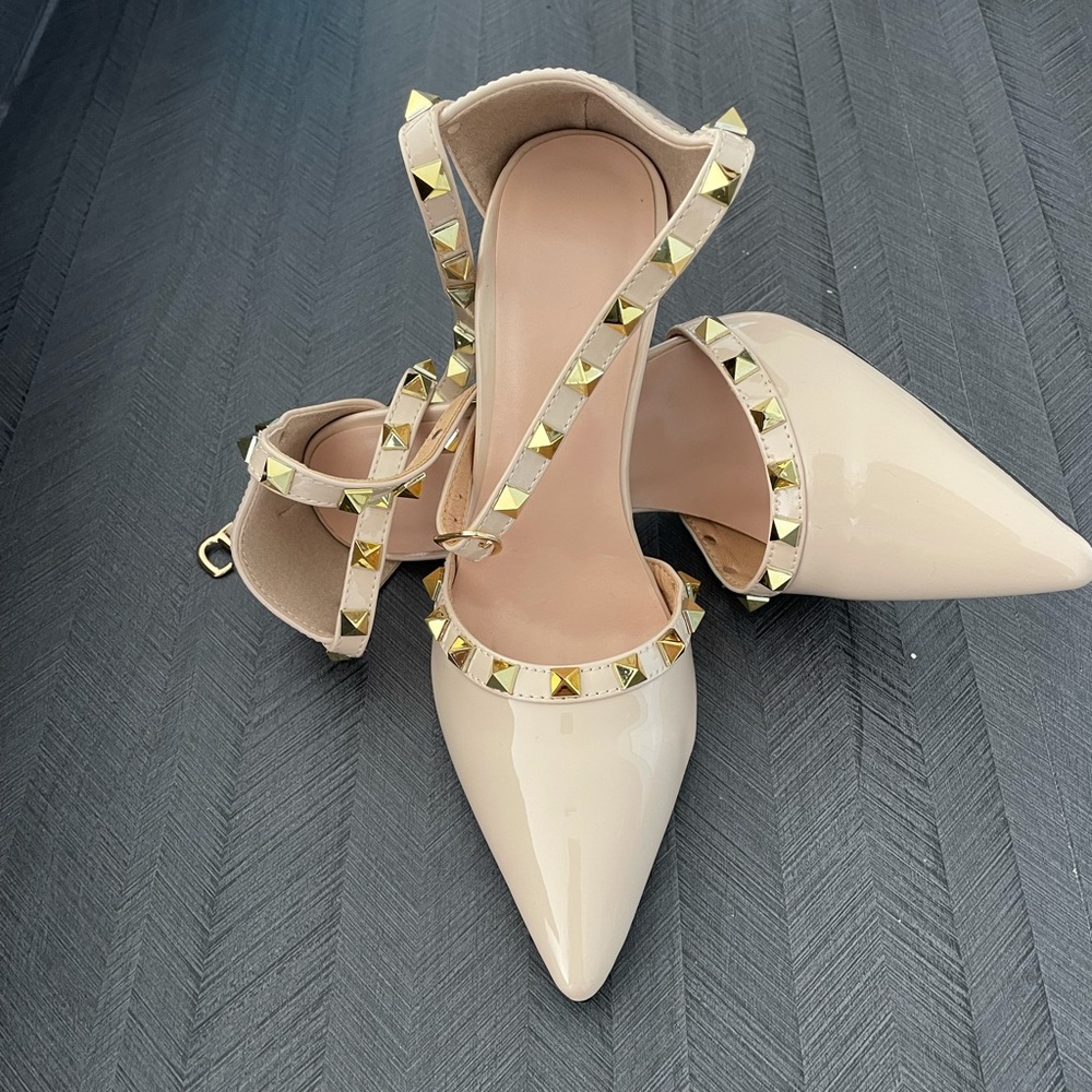 Nude pumps Valentino similarity.